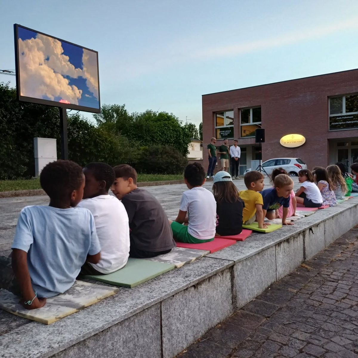 Bambini alle proiezioni di Cinebimbi all'aperto