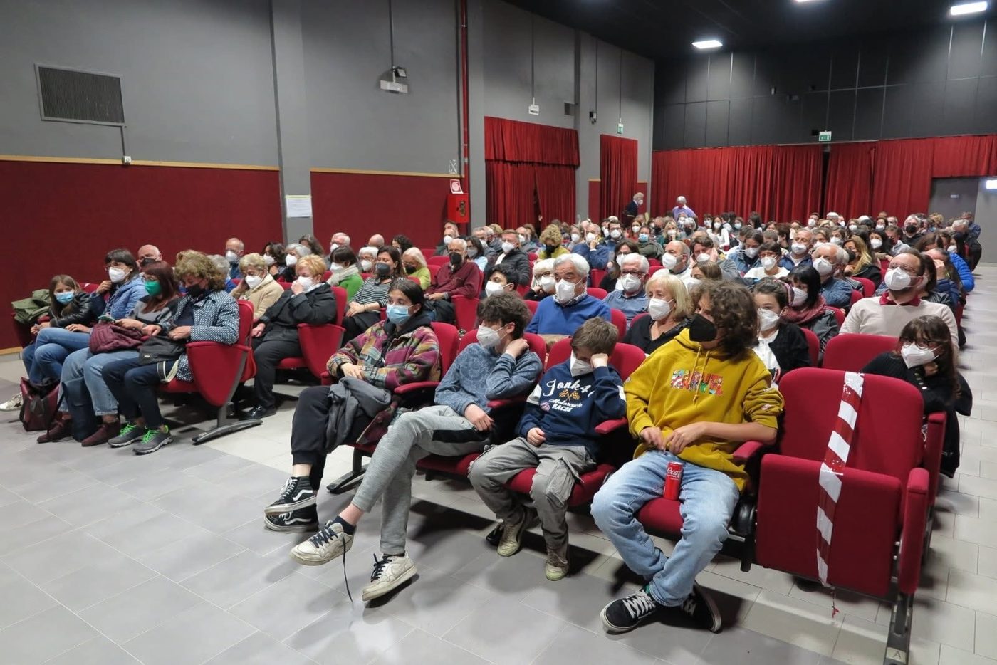 La sala del Cinema Teatro Virtus con le poltrone rosse